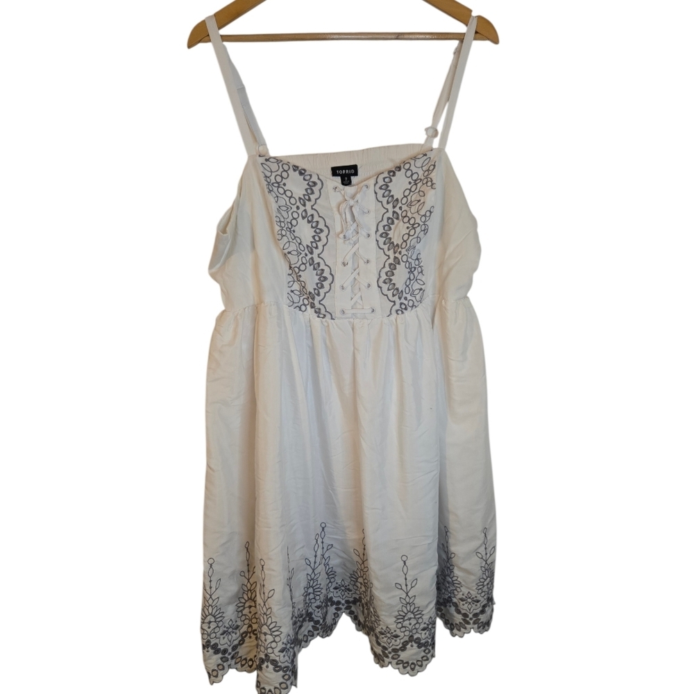 Torrid White Dress with Gray Embroidery Size 2 - Picture 2 of 5